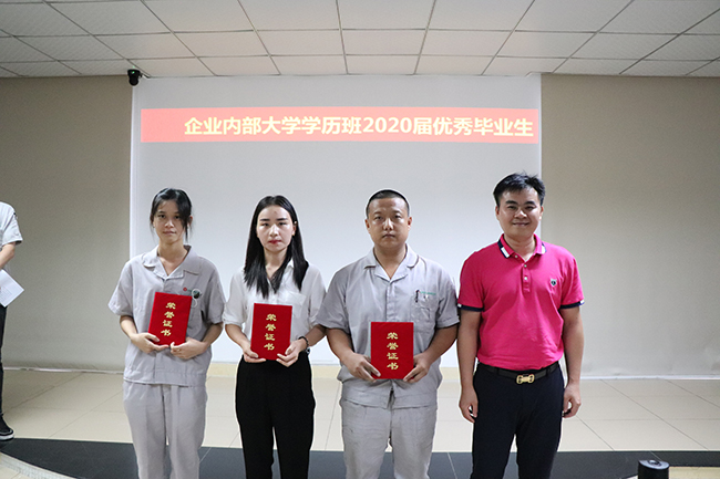 图2--副院长陈少云给优秀毕业生颁奖.jpg